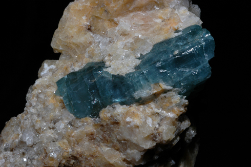 Cristal d'apatite bleue de Madagascar by Géry Parent